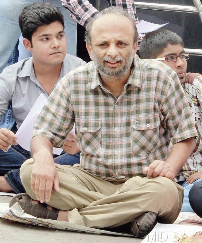 Dr Neeraj Hatekar joined the protestors for two hours, following which he left for his lectures. Pic/Amit Jadhav