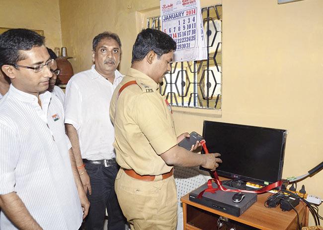The system was inaugurated on Republic Day by DCP Dattatray Karale. Seen with him are Vinay Gathani and Prashant Gajjar, office bearers of Matunga Youngsters Club
