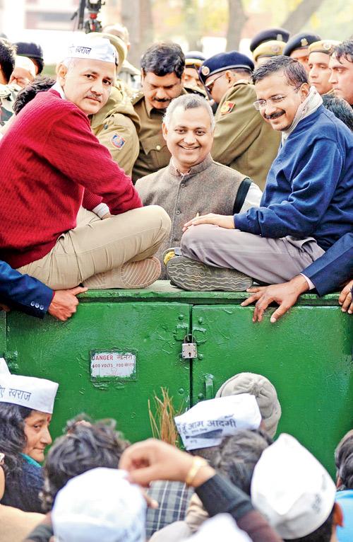 AAP-ocalypse: Delhi CM Arvind Kejriwal, Manish Sisodia and Somnath Bharti during the protest yesterday. Pic/AFP
