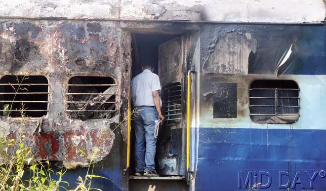 Closed windows in the coaches led to the smoke spreading fast inside the train. Pic/Nimesh Dave