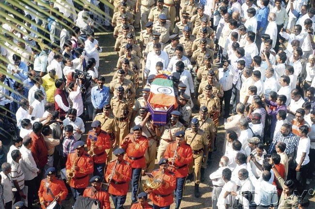 Thousands of followers walked in poet Namdeo Dhasal’s funeral procession. Pic/Atul Kamble Thousands of followers walked in poet Namdeo Dhasal’s funeral procession. Pic/Atul Kamble
