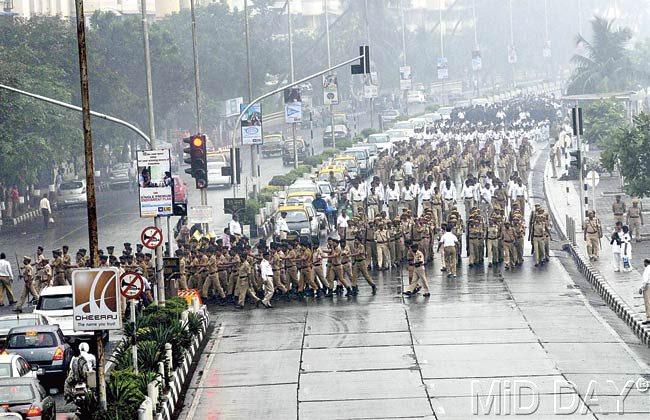Netaji Subhash Chandra Bose Road (Marine Drive) will have only one lane operational till Jan 26, from Air India building to Chowpatty. Pic/Bipin Kokate