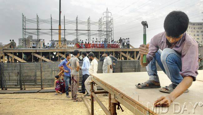 A worker assembles the stage at Somaiya ground in preparation for Shiv Sena&rsquo;s Pratigya Divas meet on January 23