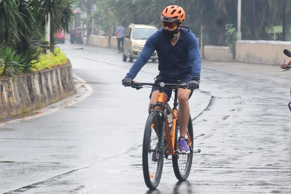 Emraan Hashmi cycling on streets of Bandra. Picture courtesy/Yogen Shah