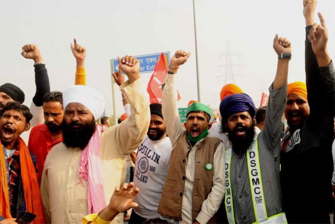 Heavy Security was deployed at Delhi Border as farmers called for Bharat Band to protest against Farm Laws. Pic/Pallav Paliwal