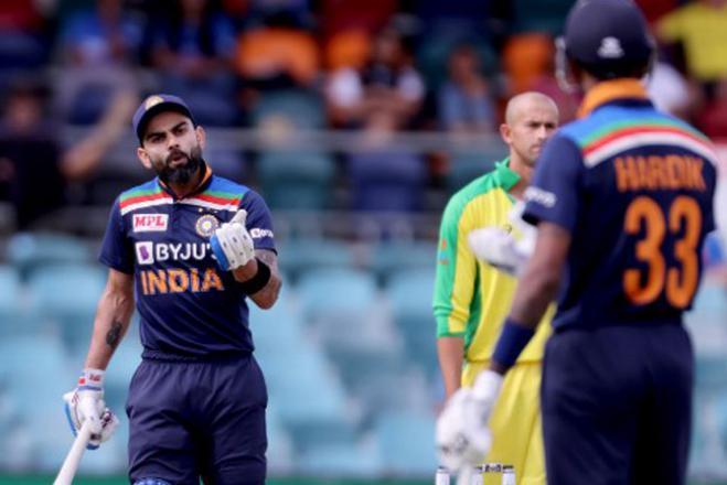 Virat Kohli (L) talks to a teammate Hardik Pandya during the third one-day international cricket match between Australia and India at Manuka Oval in Canberra on December 2, 2020. Picture/ AFP