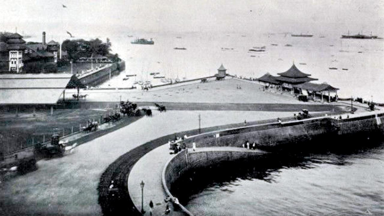 Long before Ballard Pier existed, all passengers arriving by sea came ashore at Apollo Bunder. A small pavilion offered shelter to weary travellers in the late 19th century
