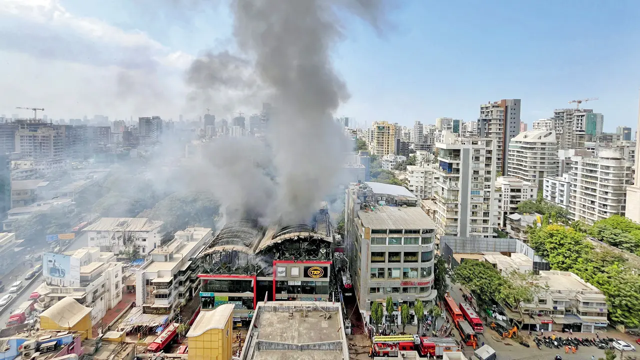 Smoke billows from Link Square Mall during the fire last year. Pic/Atul Kamble