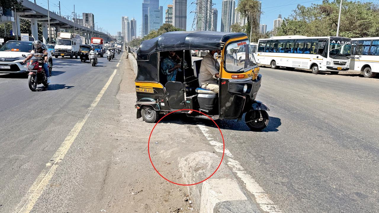 An autorickshaw slips through the gap (circled)in the barrier at the southern end of the Aarey Milk Colony flyover on the Western Express Highway