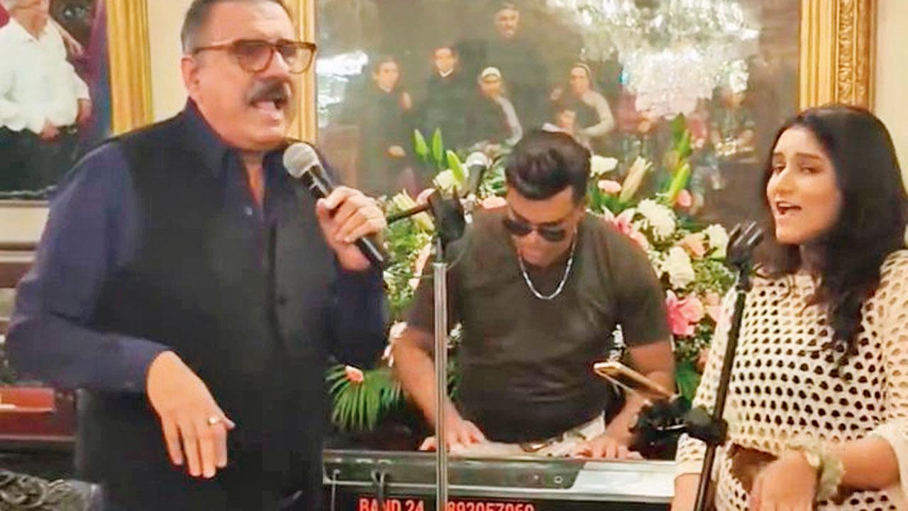 Boman Irani hits the perfect pitch with the band in Tardeo. PIC COURTESY/BAND24