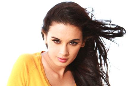 Evelyn Sharma declines film due to excessive nudity?