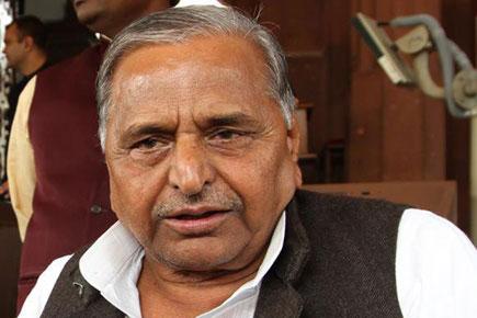 Mulayam rides a buggy on b'day, Azam triggers controversy over funds