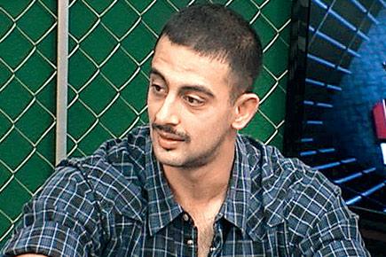 Arunoday Singh gifts a wallet to a stranger lady
