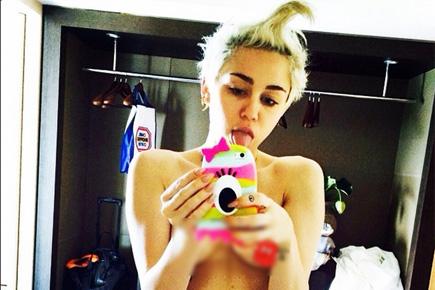 Miley Cyrus posts new topless pictures online 
