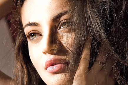Sneha Ullal troubled by 'contacts'
