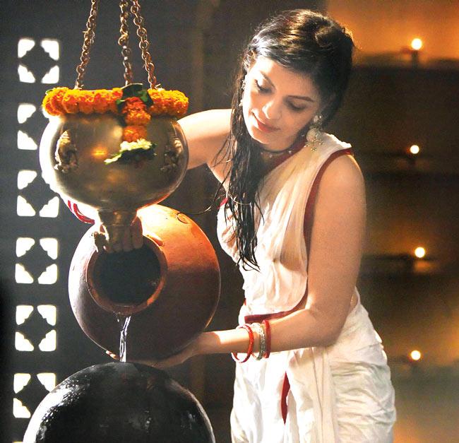  A scene in The Xpose, featuring Sonali Raut, had a direct reference to the controversial film Satyam Shivam Sundaram (1978) which featured Zeenat Aman in a similar attire. However, the Censor Board passed the scene without cuts.