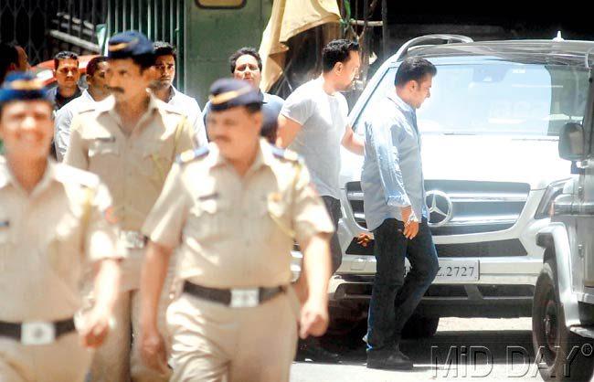 Salman Khan appearing in the sessions court where the trial of his hit-and-run case is going on. The actor has been charged with culpable homicide not amounting to murder. Pic/Atul Kamble
