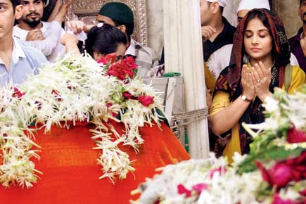 Vidya Balan seeks divine intervention at Mahim dargah
