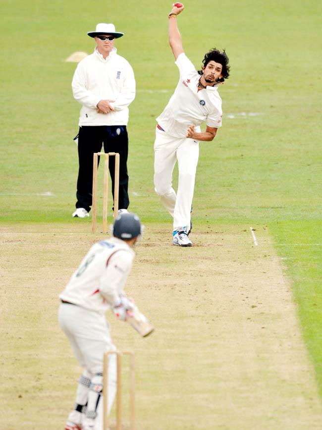 Ishant Sharma bowls to Leicester