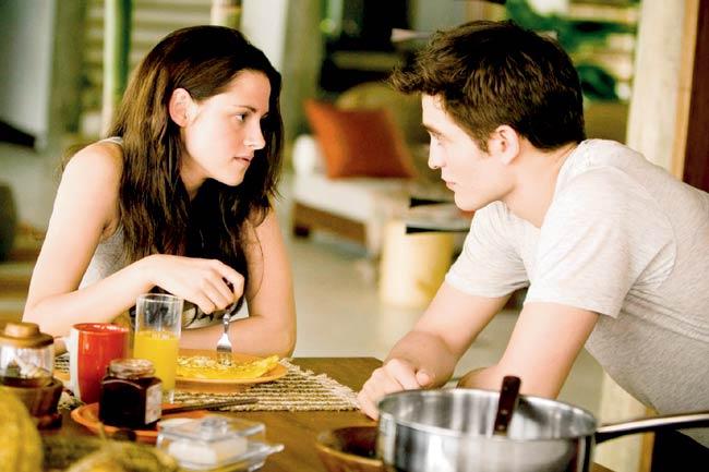 Robert Pattinson and Kristen Stewart first met each other on the sets of Twilight (2008)