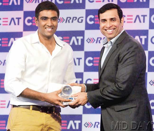 Ravichandran Ashwin receives the Indian Player of the Year award from VVS Laxman. Pic/Bipin Kokate