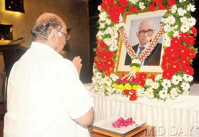 Sharad Pawar pays respect to the late Madhav Mantri yesterday. Pic/Bipin Kokate