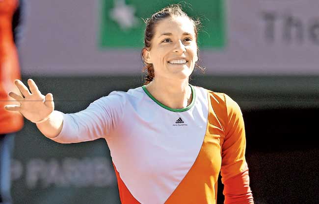 Andrea Petkovic (l) celebrates her win