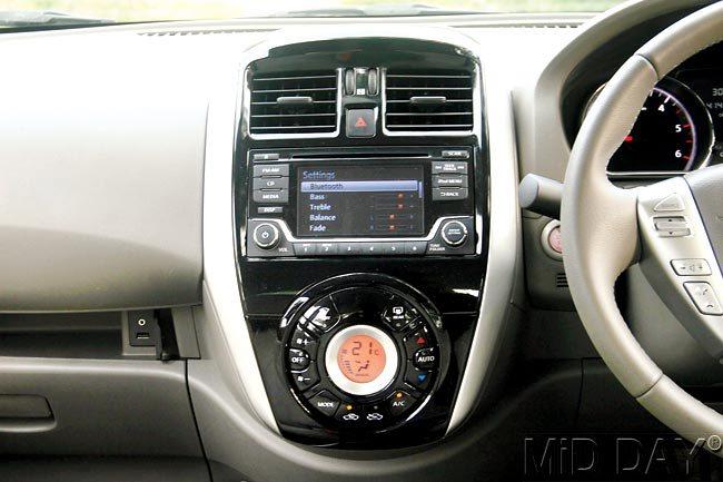 Centre console now features a brand new colour screen. The grey plastic on the previous model has been replaced by glossy piano black material