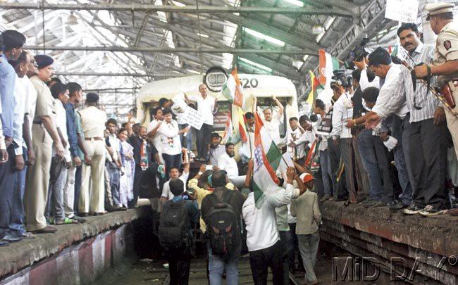 While the Congress protested at CST and its workers travelled to Thane without tickets, the NCP staged a rail roko at Bhandup. Pic/Datta Kumbhar