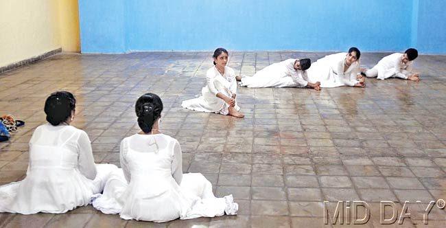 Kathak dancers practice their moves at TIFR dance class in Colaba. Pics/Bipin Kokate