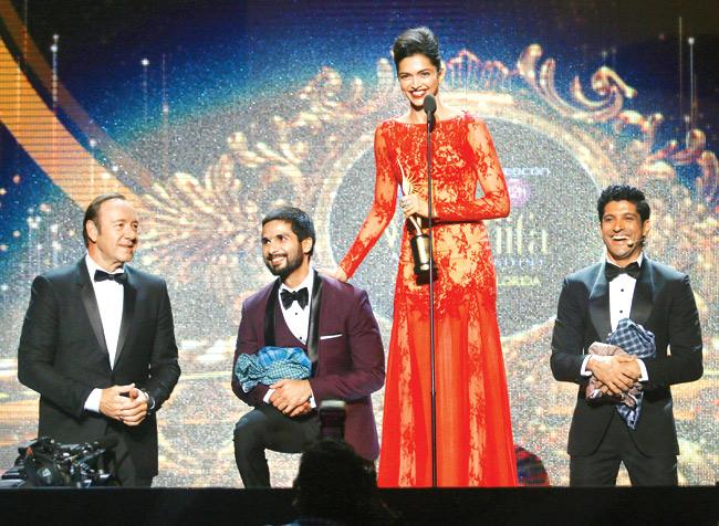 Deepika Padukone accepts her Videocon IIFA Super Entertainer of the year award with Kevin Spacey, Farhan Akhtar and Shahid Kapoor.