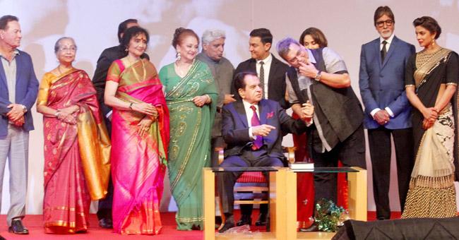 Dharmendra, Aamir Khan, Saira Banu, Amitabh Bachchan with Dilip Kumar on the stage