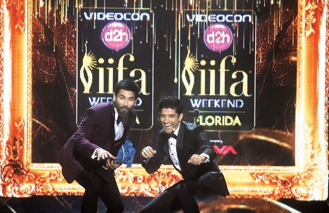 Show hosts Farhan Akhtar and  Shahid Kapoor kept the audience entertained with their funny anticsShow hosts Farhan Akhtar and  Shahid Kapoor kept the audience entertained with their funny antics