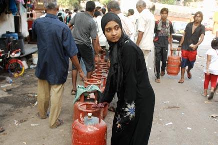 Non-subsidised cooking gas rate cut by over Rs.23 a cylinder