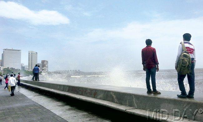 Mumbaikars flocked to Marine Drive during the high tide; the stretch of Marine Drive near Girgaum Chowpatty was also flooded