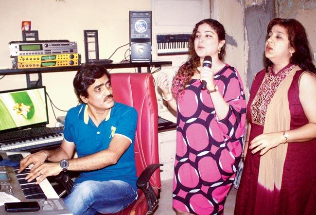 Jagdish Lalwani, Jaishree Bathija and Kavita Balram Mirchandani at Lalwani’s studio in Chembur