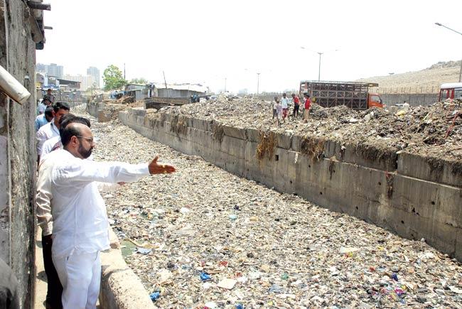 A group of people led by Devendra Amberkar from the Congress, surveyed different nullahs in the city recently to check on the progress of the clean-up work