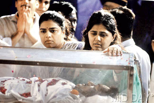 Eldest daughter Pankaja bids goodbye to Gopinath Munde, as cousin Poonam Mahajan consoles her, after his mortal remains were flown to the city from New Delhi last evening