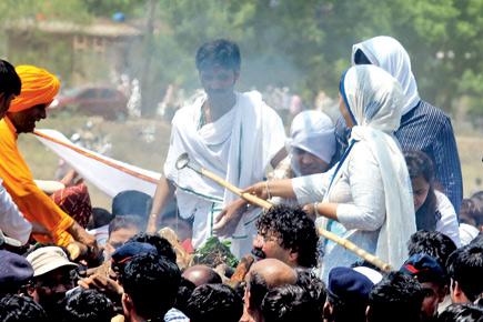 Daughter Pankaja performs Gopinath Munde's last rites, may succeed his legacy