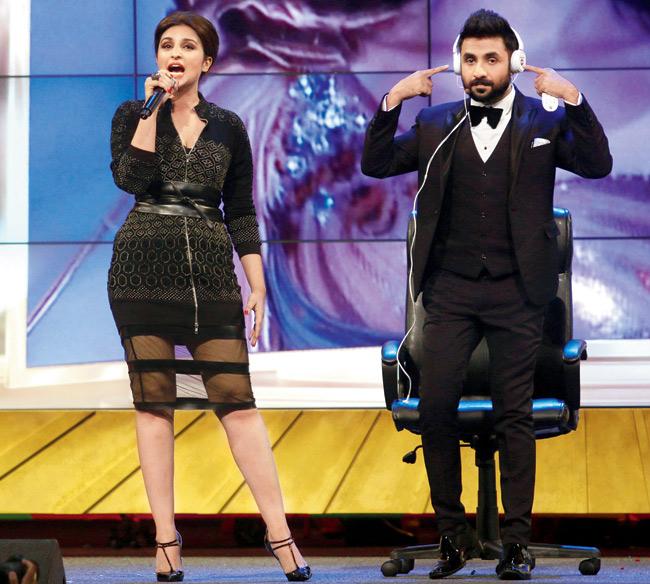 Parineeti Chopra and Vir Das unveiling India’s First DTH Radio Frequency Remote with earphones from Videocon d2h