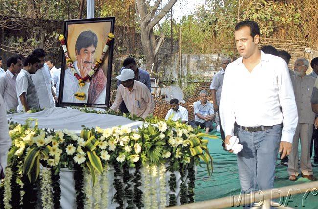 Rahul Mahajan, son of deceased BJP leader Pramod Mahajan who was Munde’s brother-in-law, helps out with the arrangements for a tribute service in Worli