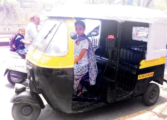 Pune female rickshaw driver,Vaishali Raskar