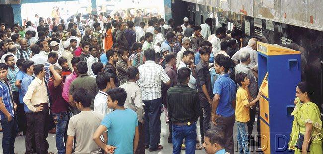 Serpentine queues were seen across railway stations over the weekend. This was the scene at Mahalaxmi station yesterday. Pic/Sayed Sameer Abedi