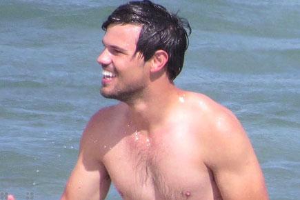 Taylor Lautner shirtless, but errr loose abs?
