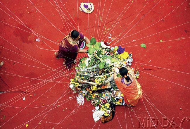 Women perform a ritual for the long lives of their husbands on the eve of Vat Poornima in Currey Road. Pic/Satyajit Desai