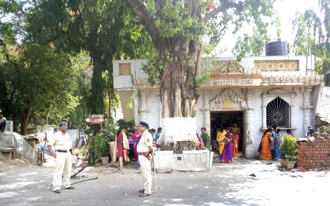 As per Police Commissioner Rakesh Maria’s orders, two constables guarded prominent temples and places of worship that women frequent to perform rituals on the day
