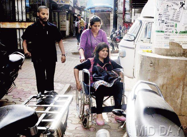 When we tried entering the station from the other end to check its accessibility, bikes were blocking the entry. We had to ask shopkeepers to remove the vehicles to let us through