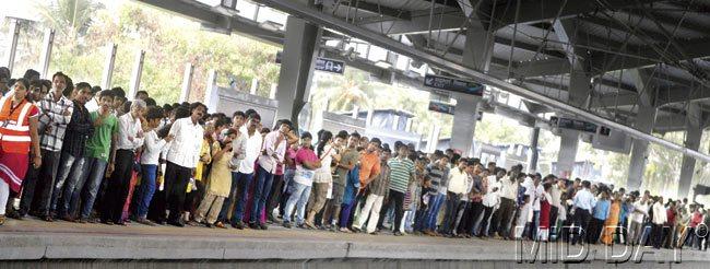 The Metro services were delayed for nearly 20 minutes, leaving passengers irked. Pic/Rane Ashish