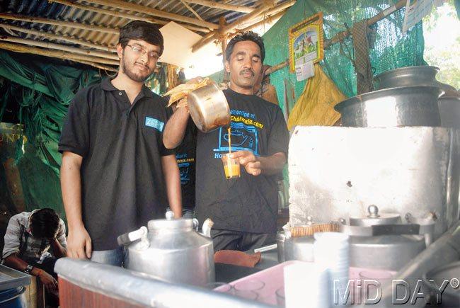 Varun KR, who helped launch Chotu Chai Wala, with one of the five tea-stall owners at Linking Road who use the service. PIC/Pradeep Dhivar