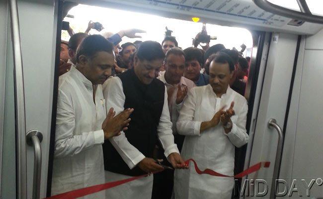 Chief Minister Prithviraj Chavan inaugurated the VAG metro line one at Versova metro station on Sunday morning today at 10.15 am in the presence of Reliance Infra Chairman Anil Ambani